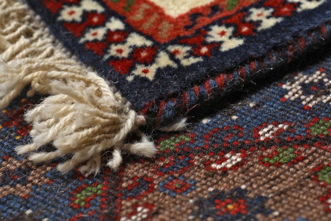 Handgeknoopt Yalameh-tapijt met geometrische patronen in meerkleurig design uit het Midden-Oosten