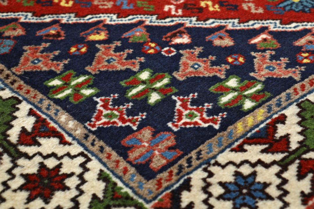 Handgeknoopt Yalameh-tapijt met geometrische patronen in meerkleurig design uit het Midden-Oosten