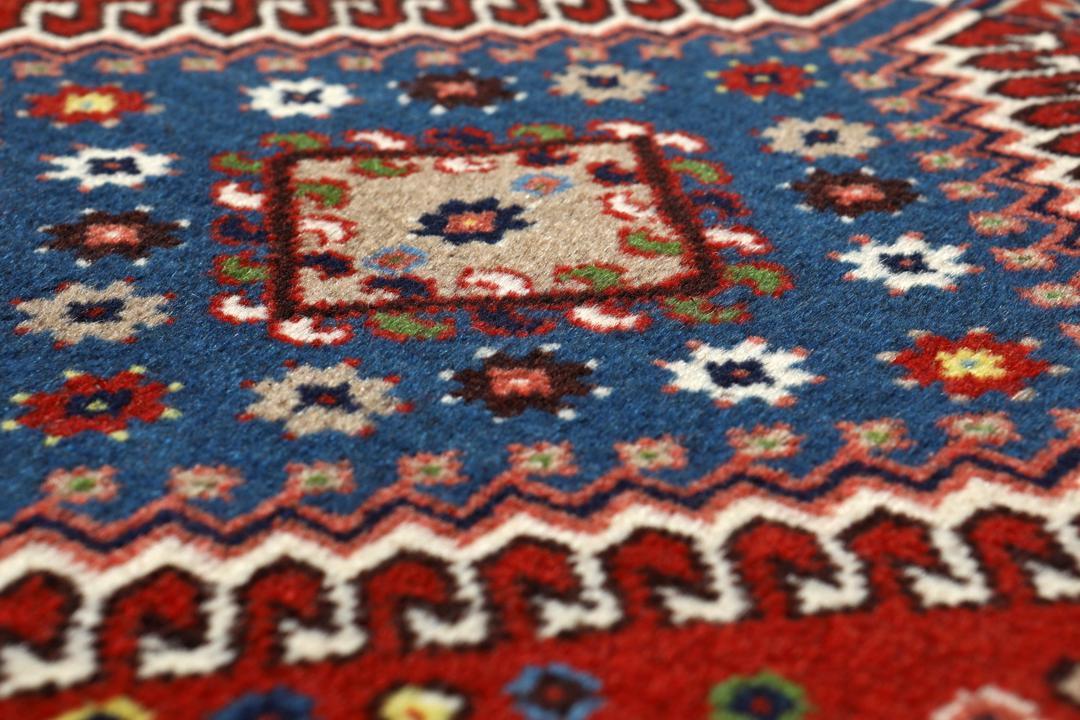 Handgeknoopt Yalameh-tapijt met geometrische patronen in meerkleurig design uit het Midden-Oosten