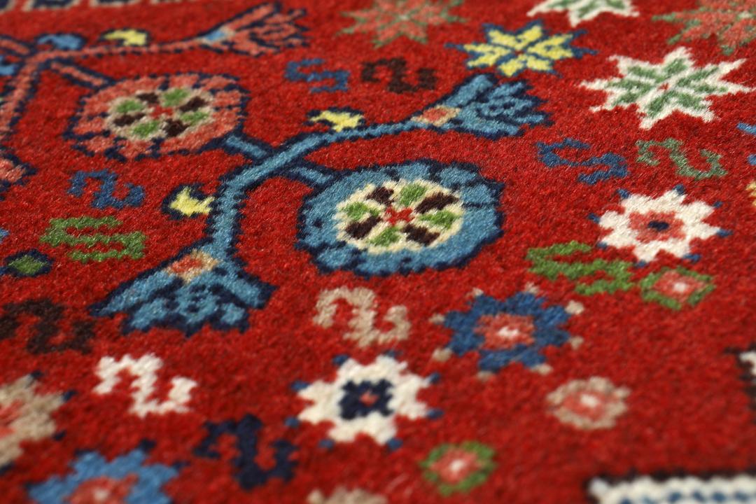 Handgeknoopt Yalameh-tapijt met geometrische patronen in meerkleurig design uit het Midden-Oosten