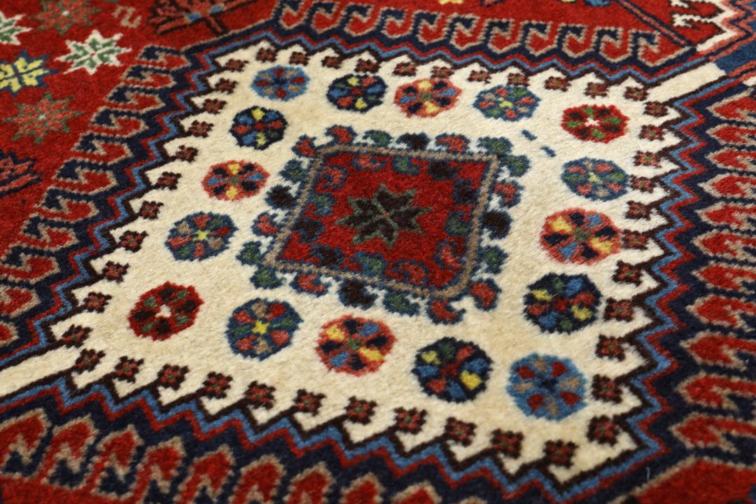 Handgeknoopt Yalameh-tapijt met geometrische patronen in meerkleurig design uit het Midden-Oosten