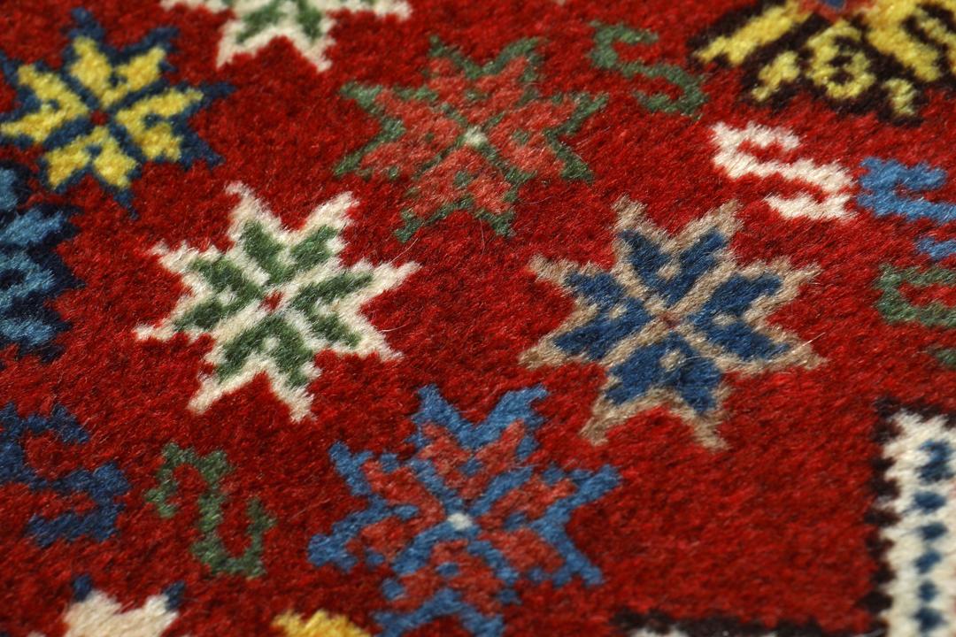 Handgeknoopt Yalameh-tapijt met geometrische patronen in meerkleurig design uit het Midden-Oosten