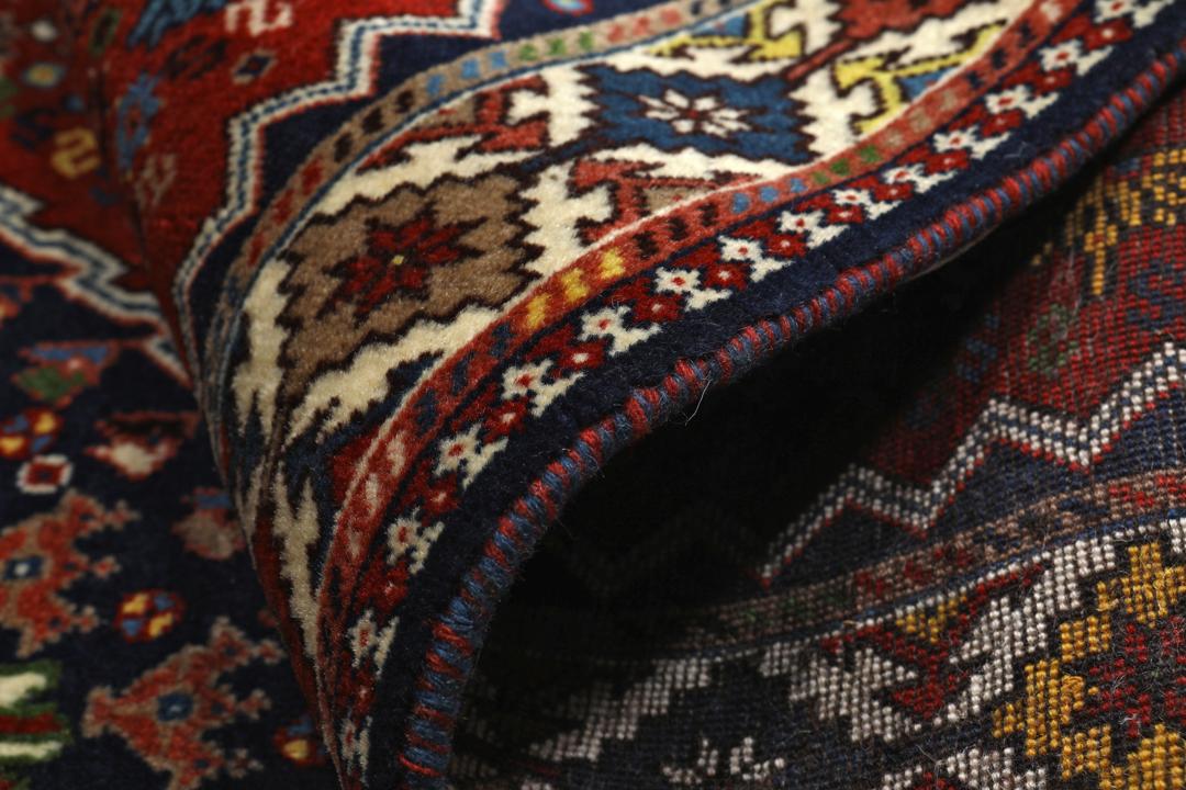 Handgeknoopt Yalameh-tapijt met geometrische patronen in meerkleurig design uit het Midden-Oosten
