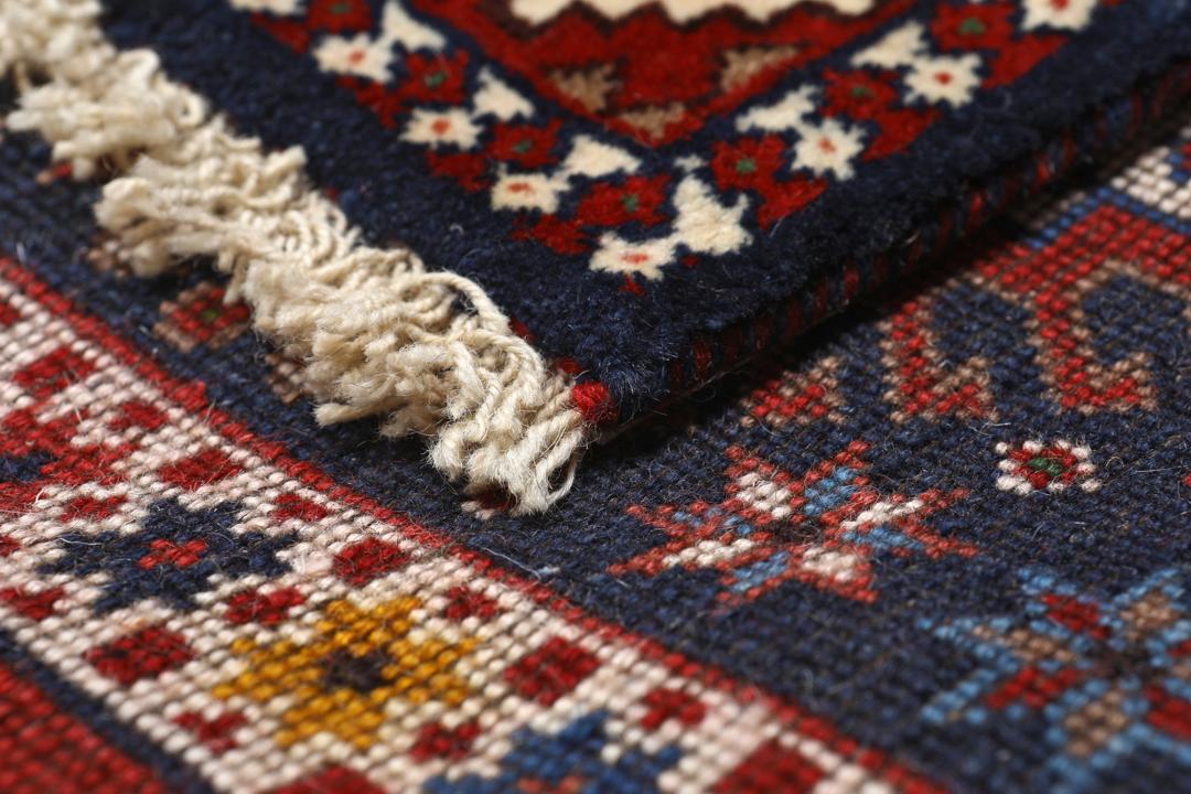 Handgeknoopt Yalameh-tapijt uit het Midden-Oosten met geometrische medaillons in rood en blauw