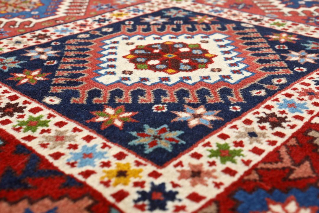 Handgeknoopt Yalameh-tapijt uit het Midden-Oosten met geometrische medaillons in rood en blauw