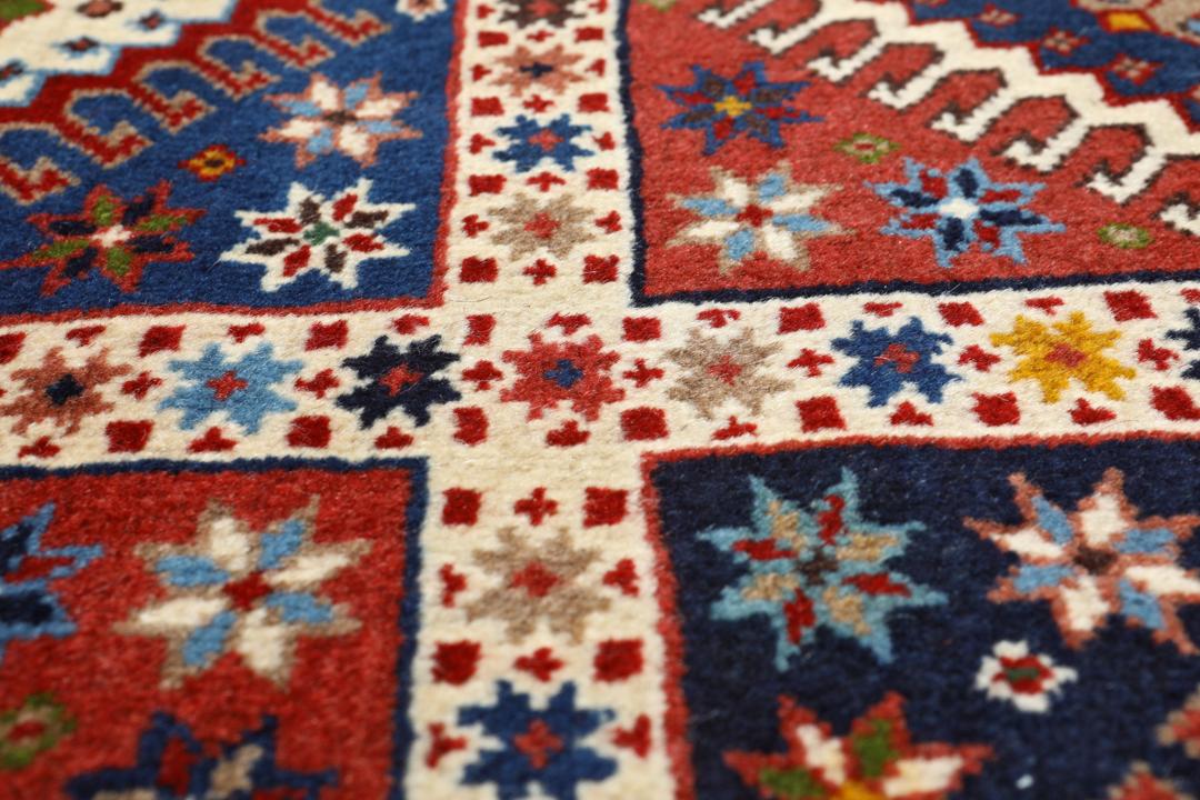 Handgeknoopt Yalameh-tapijt uit het Midden-Oosten met geometrische medaillons in rood en blauw