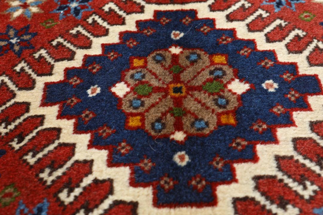 Handgeknoopt Yalameh-tapijt uit het Midden-Oosten met geometrische medaillons in rood en blauw