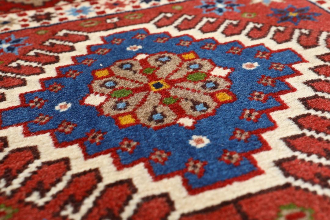 Handgeknoopt Yalameh-tapijt uit het Midden-Oosten met geometrische medaillons in rood en blauw