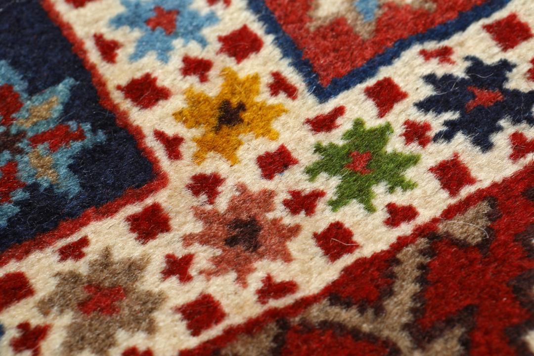 Handgeknoopt Yalameh-tapijt uit het Midden-Oosten met geometrische medaillons in rood en blauw