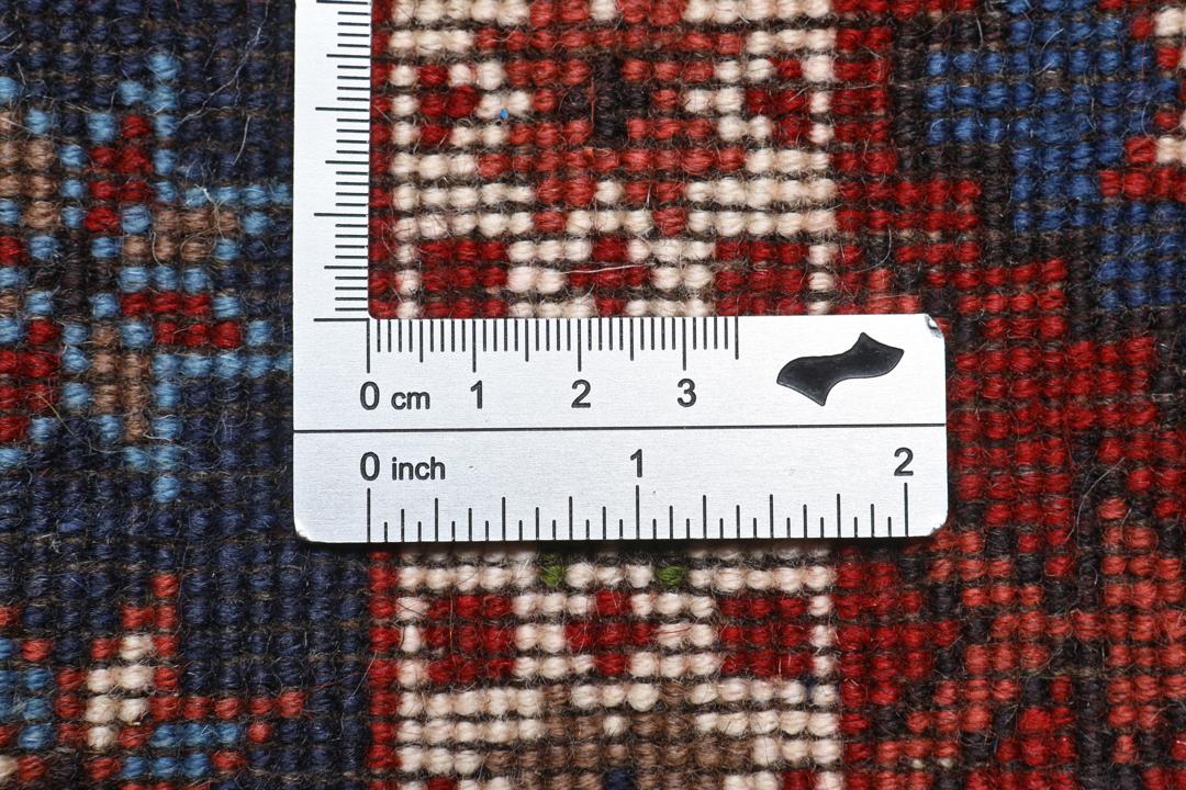 Handgeknoopt Yalameh-tapijt uit het Midden-Oosten met geometrische medaillons in rood en blauw