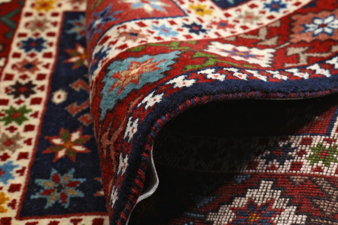 Handgeknoopt Yalameh-tapijt uit het Midden-Oosten met geometrische medaillons in rood en blauw