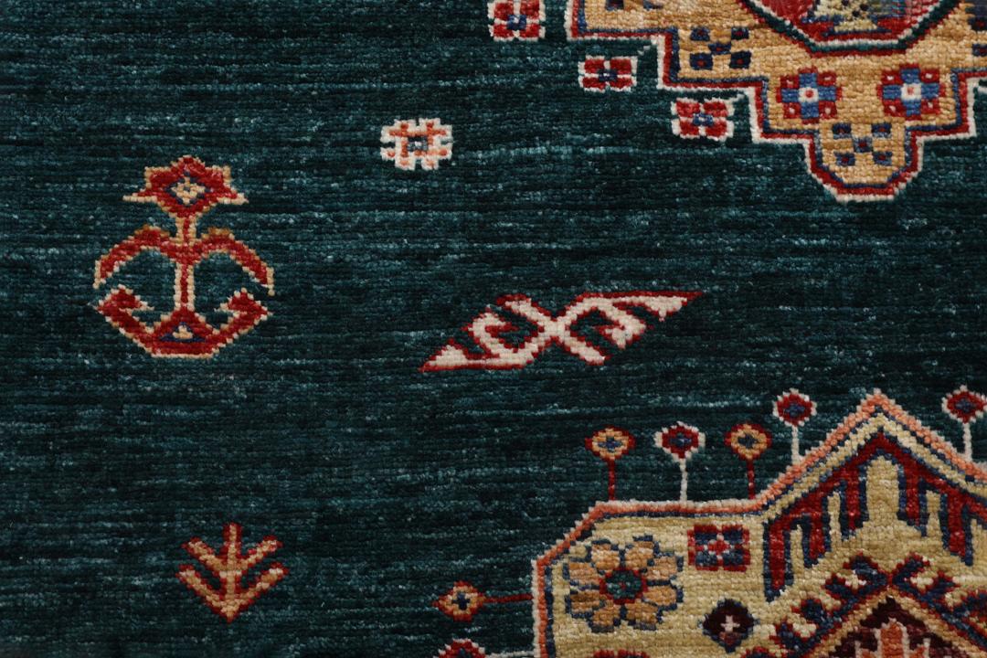Handgeknoopt Kazak Ariana tapijt uit Afghanistan in donkerblauwe en crèmekleurige tinten