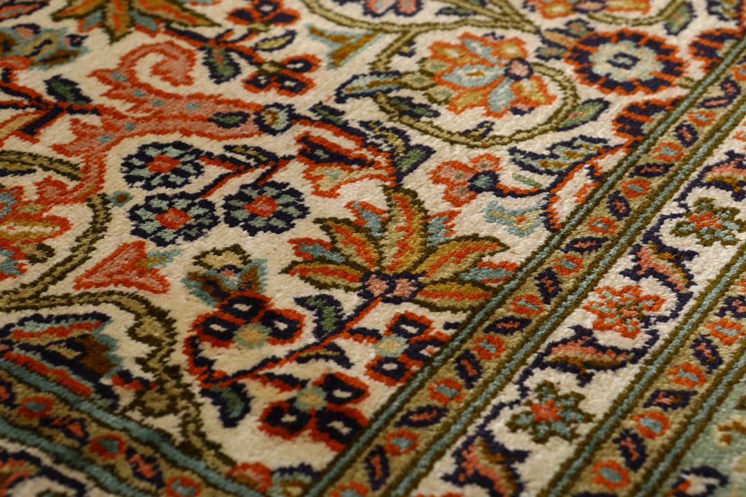 Håndknyttet indisk Kashmir silkeløber med indviklede blomstermønstre i beige og multifarvet