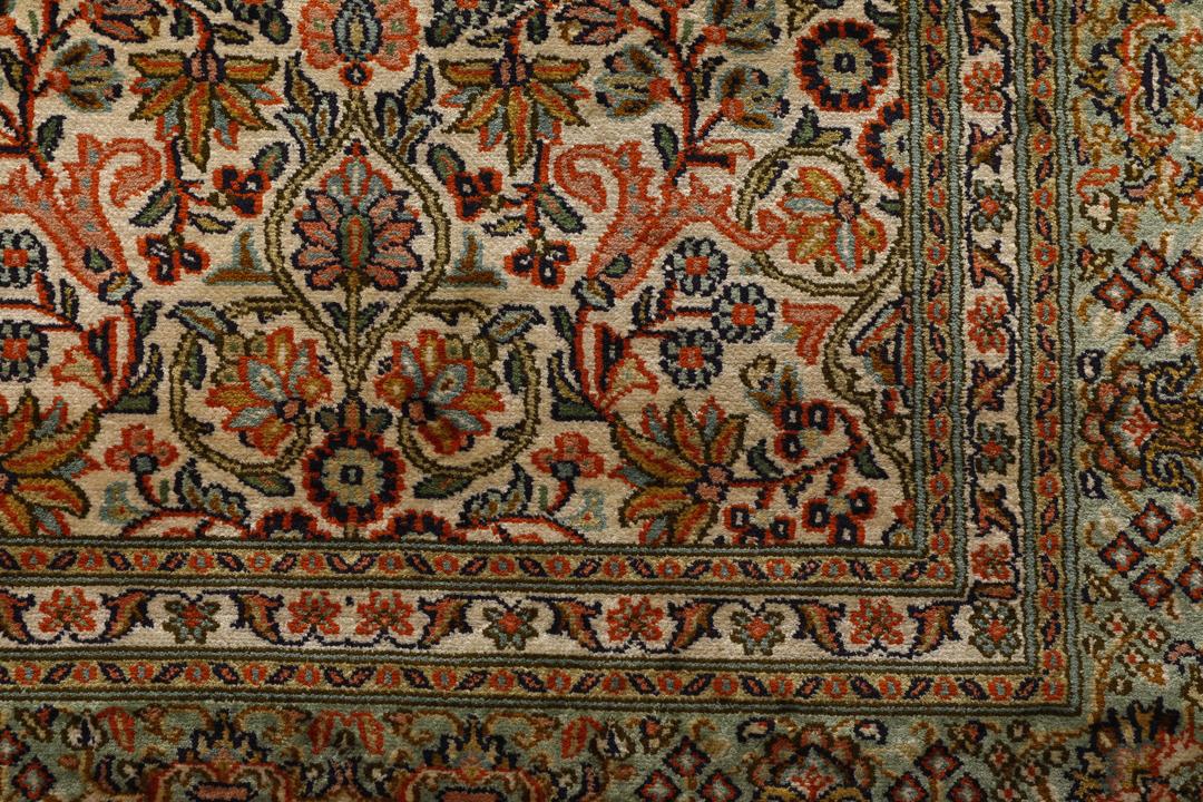 En lang, elegant Kashmir-silkelløber fra Indien med indviklede blomstermotiver i beige, grønne og bløde røde nuancer.