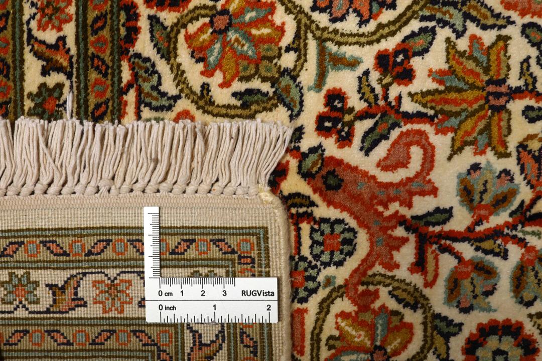 En lang, elegant Kashmir-silkelløber fra Indien med indviklede blomstermotiver i beige, grønne og bløde røde nuancer.