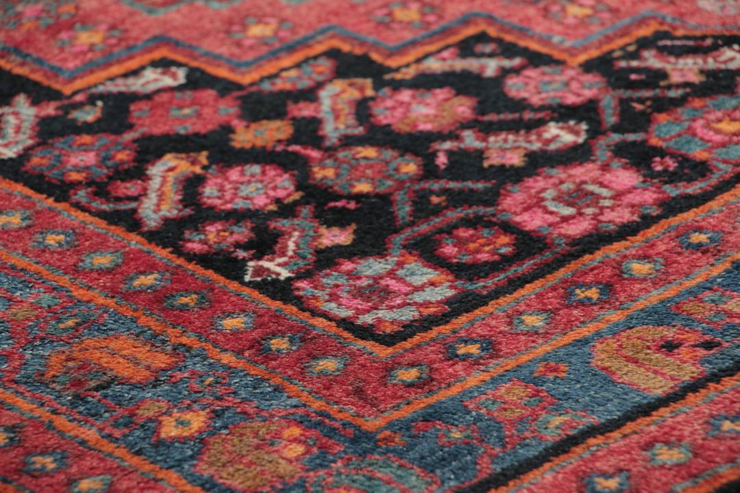 Handgeknoopte Kurdi loper in rood en zwart met traditionele motieven