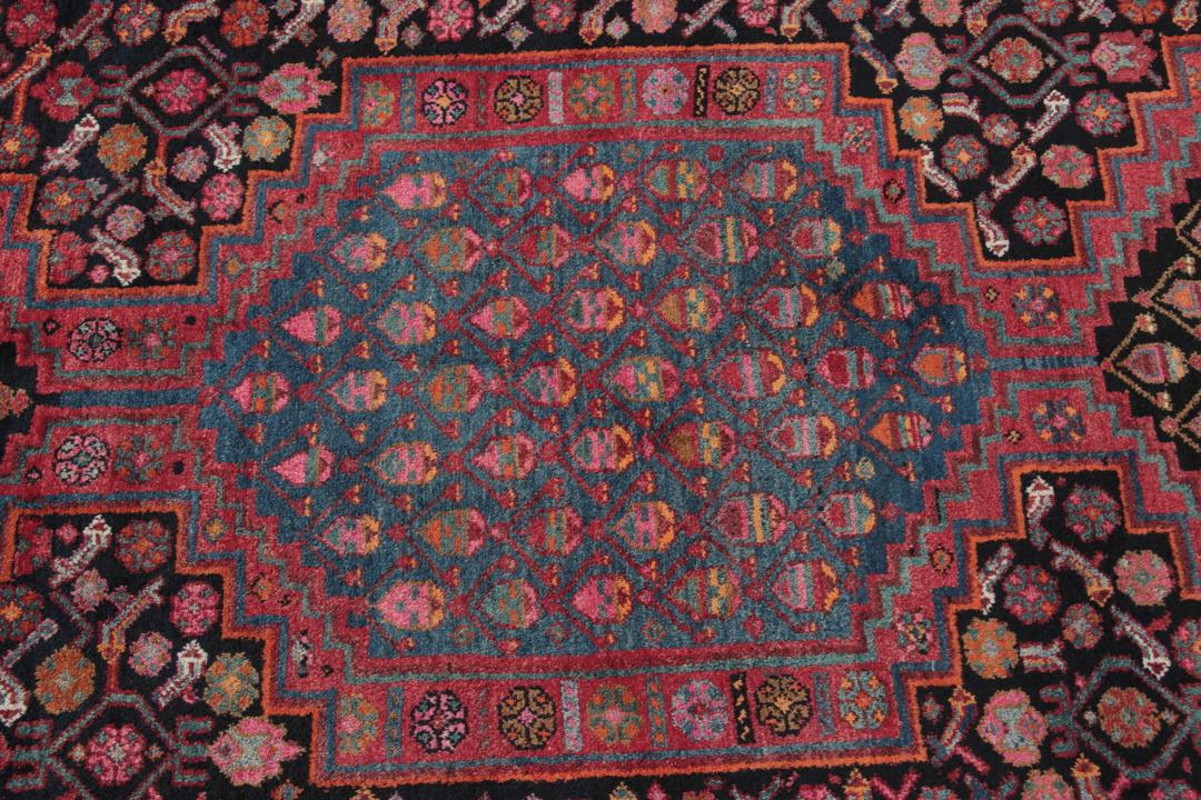 Handgeknoopte Kurdi loper in rood en zwart met traditionele motieven