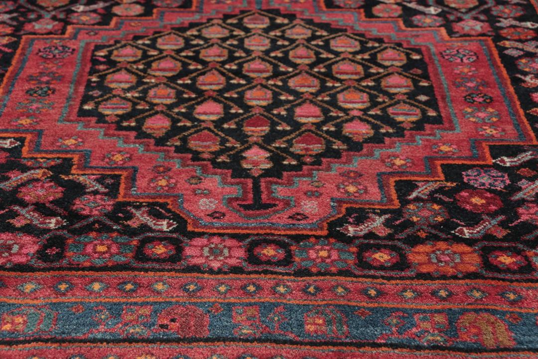 Handgeknoopte Kurdi loper in rood en zwart met traditionele motieven