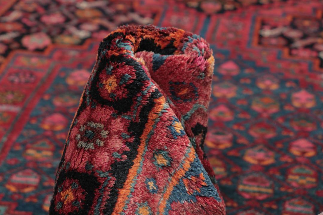 Handgeknoopte Kurdi loper in rood en zwart met traditionele motieven