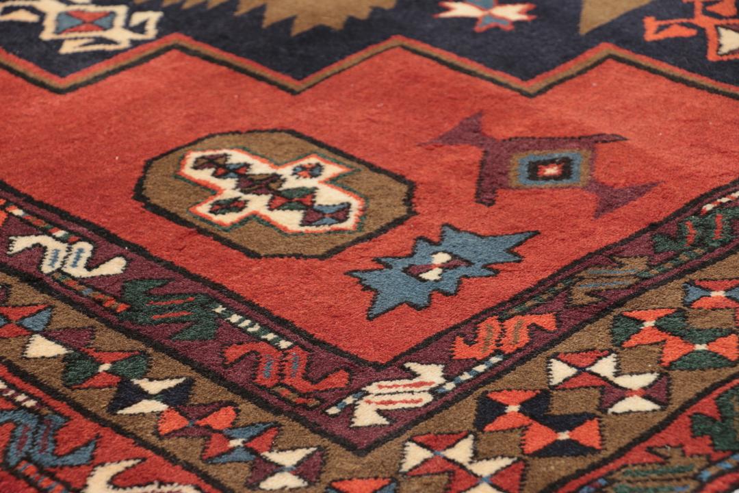 Handgeknoopte loper uit het Midden-Oosten in rood met geometrische medaillonpatronen