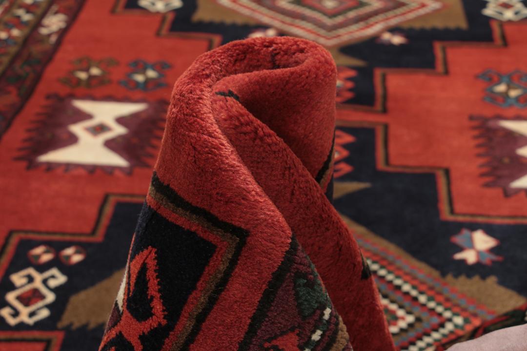Handgeknoopte loper uit het Midden-Oosten in rood met geometrische medaillonpatronen