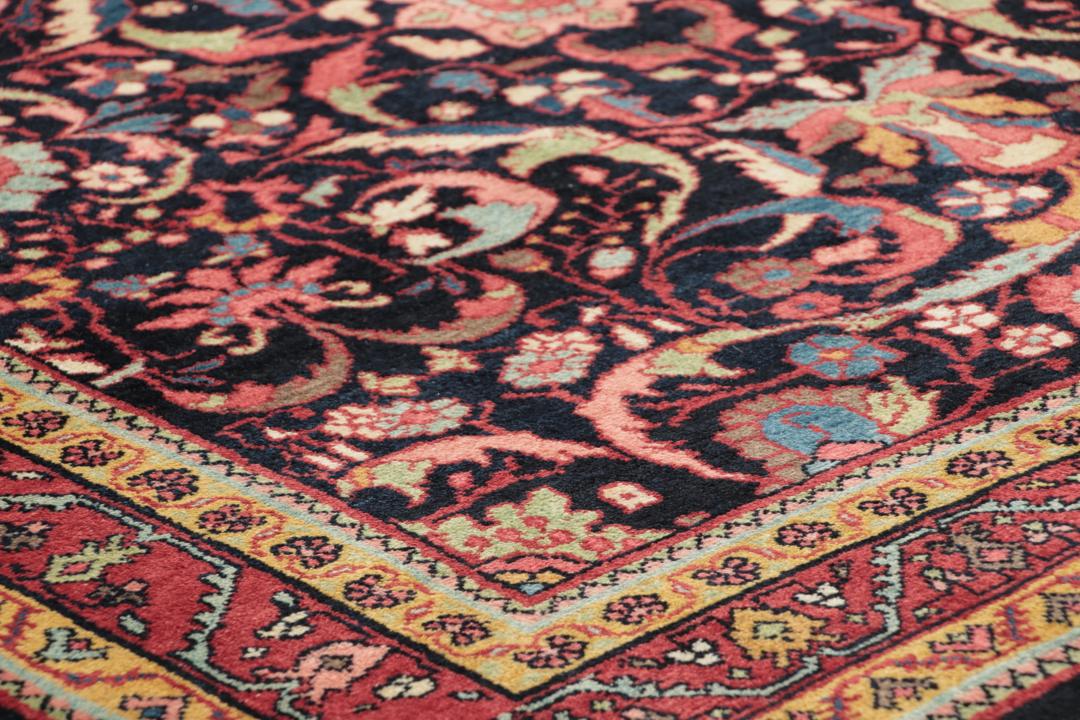 Handgeknoopt Jozan-tapijt uit het Midden-Oosten met een bloemmotief in zwart, rood en blauw.