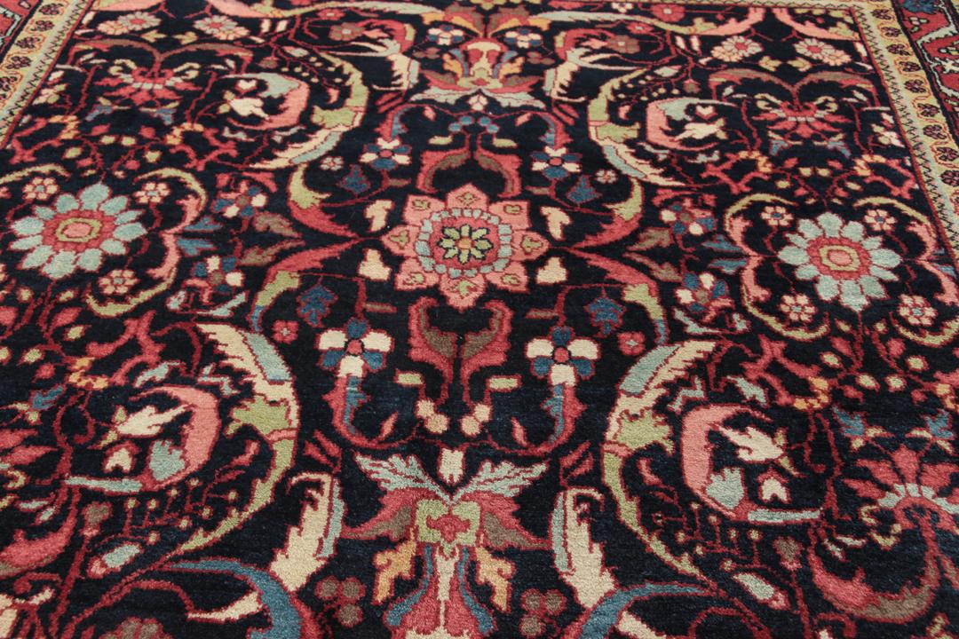 Handgeknoopt Jozan-tapijt uit het Midden-Oosten met een bloemmotief in zwart, rood en blauw.