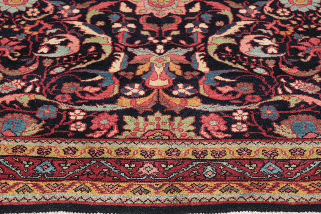 Handgeknoopt Jozan-tapijt uit het Midden-Oosten met een bloemmotief in zwart, rood en blauw.