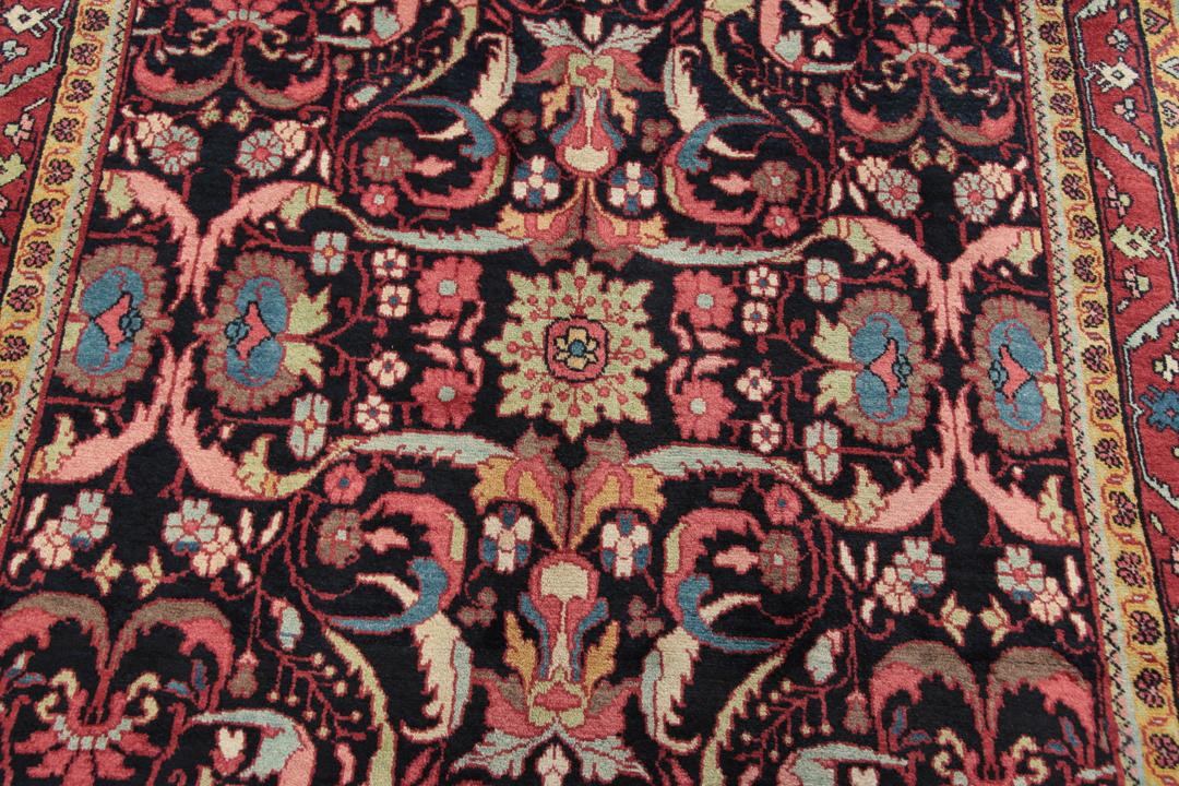 Handgeknoopt Jozan-tapijt uit het Midden-Oosten met een bloemmotief in zwart, rood en blauw.