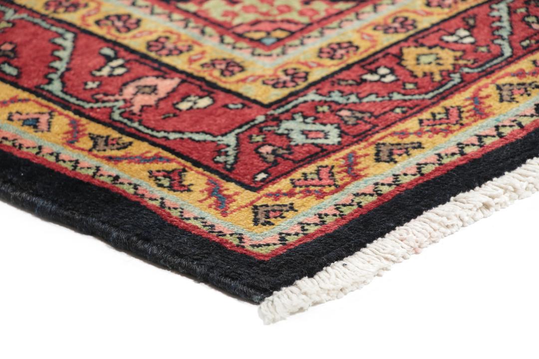 Handgeknoopt Jozan-tapijt uit het Midden-Oosten met een bloemmotief in zwart, rood en blauw.
