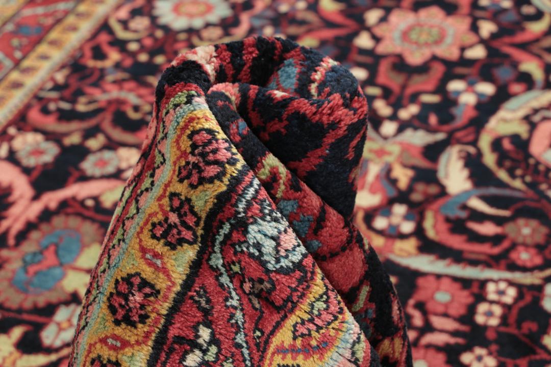 Handgeknoopt Jozan-tapijt uit het Midden-Oosten met een bloemmotief in zwart, rood en blauw.