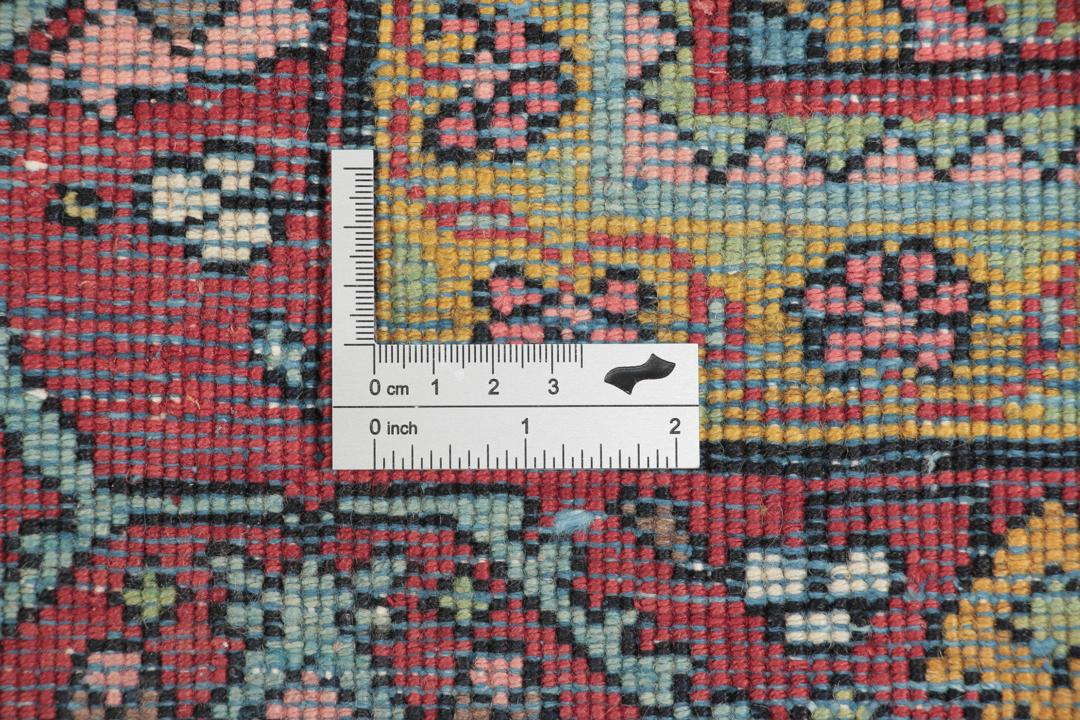 Handgeknoopt Jozan-tapijt uit het Midden-Oosten met een bloemmotief in zwart, rood en blauw.