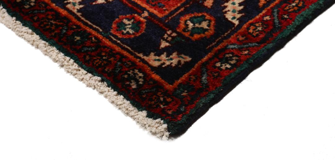 Handgeknoopt Koliai tapijt uit het Midden-Oosten met een donkerbruin veld en blauwe en rode accenten