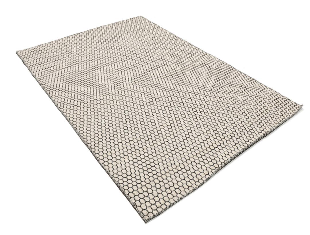 
    Kelim Honey Comb - Cream white / Black - 160 x 230 cm
  