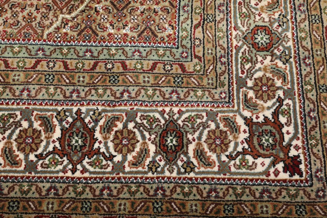 Ręcznie tkany dywan Tabriz z Indii z centralnym medalionem w odcieniach brązu i beżu.