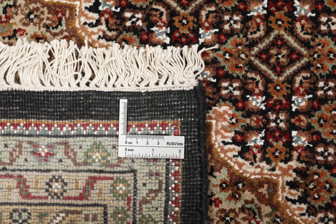 Ręcznie tkany dywan Tabriz z Indii z centralnym medalionem w odcieniach brązu i beżu.