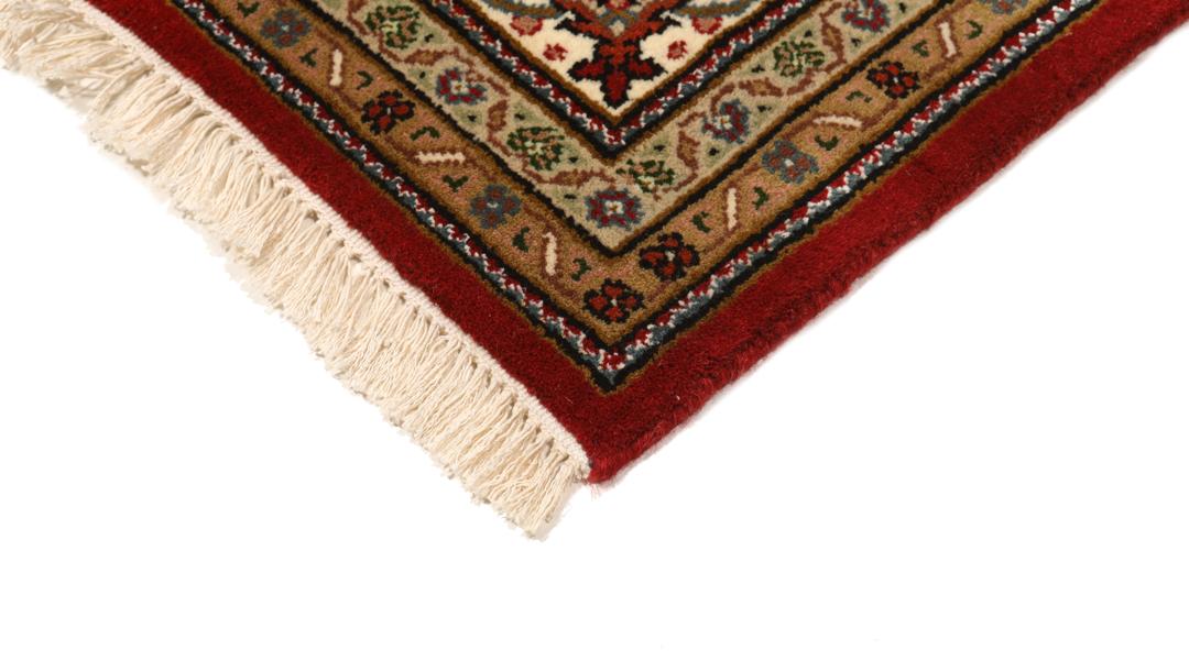 Czerwony ręcznie wiązany dywan Tabriz z centralnym medalionem i ozdobnymi obramowaniami.