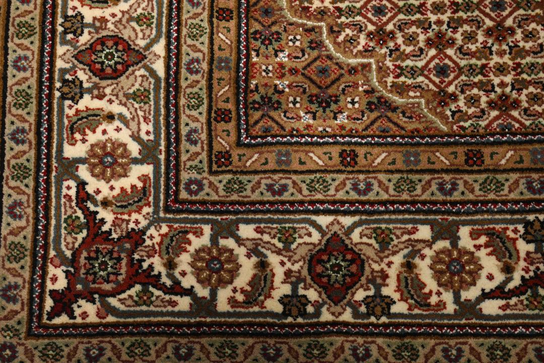 Czerwony ręcznie wiązany dywan Tabriz z centralnym medalionem i ozdobnymi obramowaniami.