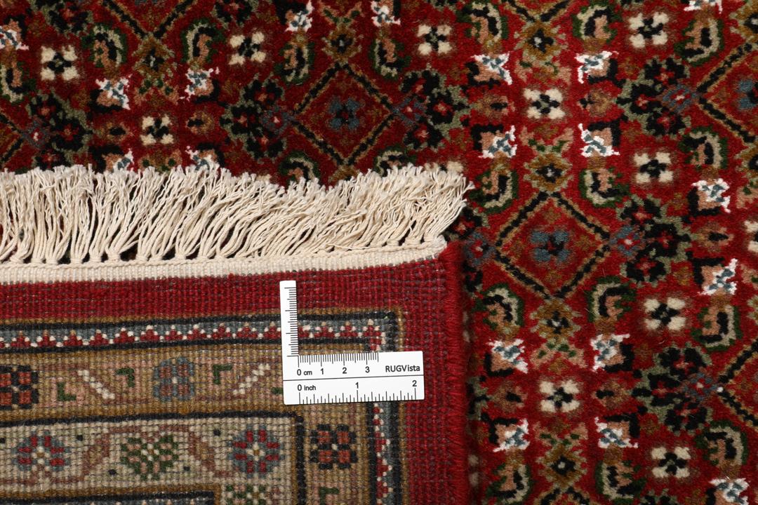 Czerwony ręcznie wiązany dywan Tabriz z centralnym medalionem i ozdobnymi obramowaniami.