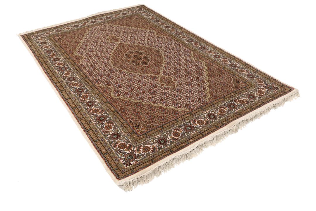 Et håndknyttet Tabriz Royal tæppe fra Indien med et klassisk beige og blomstret mønster.