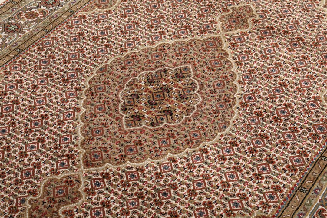 Et håndknyttet Tabriz Royal tæppe fra Indien med et klassisk beige og blomstret mønster.