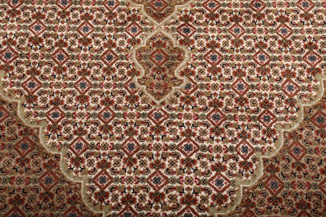 Et håndknyttet Tabriz Royal tæppe fra Indien med et klassisk beige og blomstret mønster.