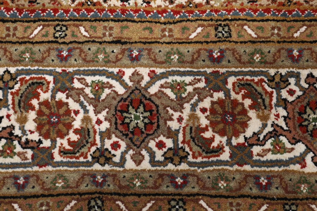Et håndknyttet Tabriz Royal tæppe fra Indien med et klassisk beige og blomstret mønster.