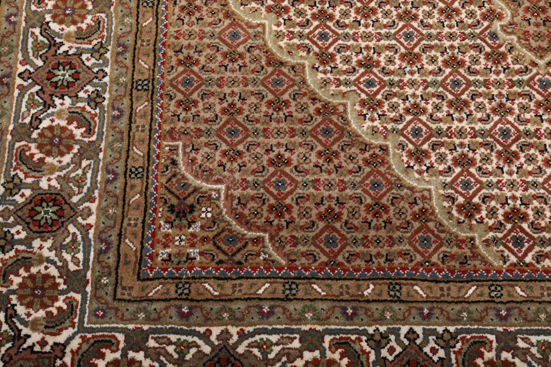 Et håndknyttet Tabriz Royal tæppe fra Indien med et klassisk beige og blomstret mønster.