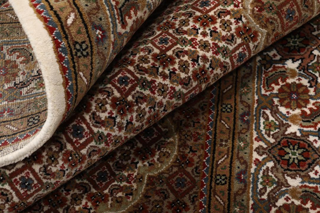 Et håndknyttet Tabriz Royal tæppe fra Indien med et klassisk beige og blomstret mønster.