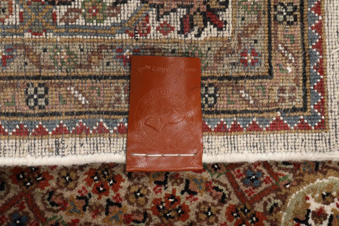 Et håndknyttet Tabriz Royal tæppe fra Indien med et klassisk beige og blomstret mønster.