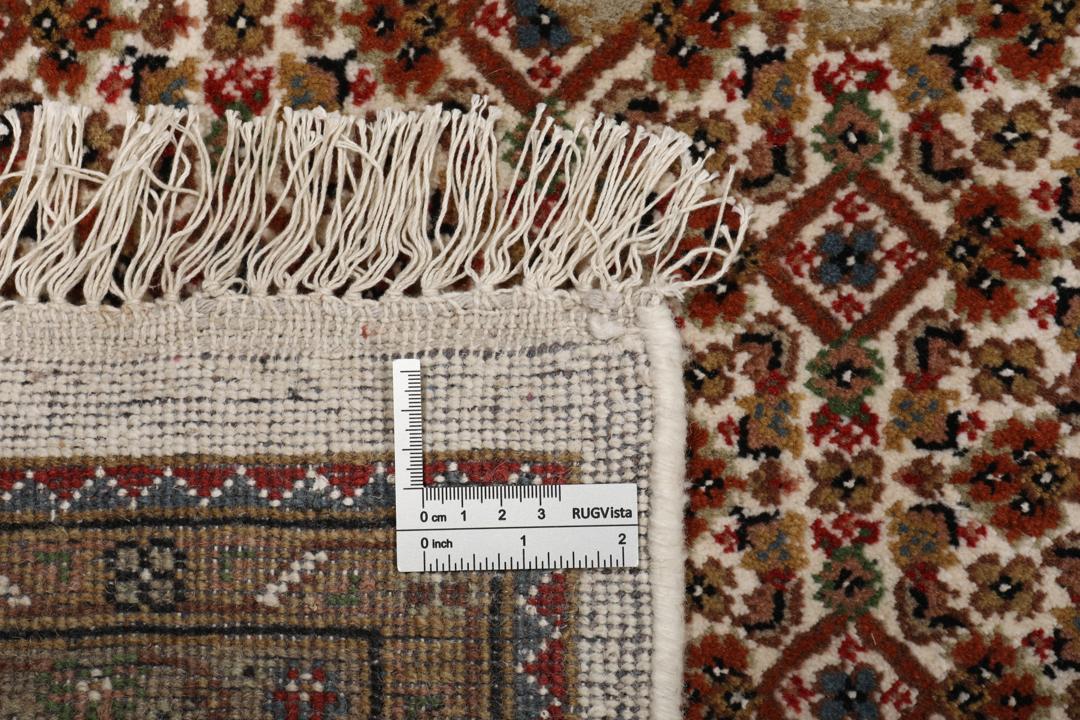 Et håndknyttet Tabriz Royal tæppe fra Indien med et klassisk beige og blomstret mønster.