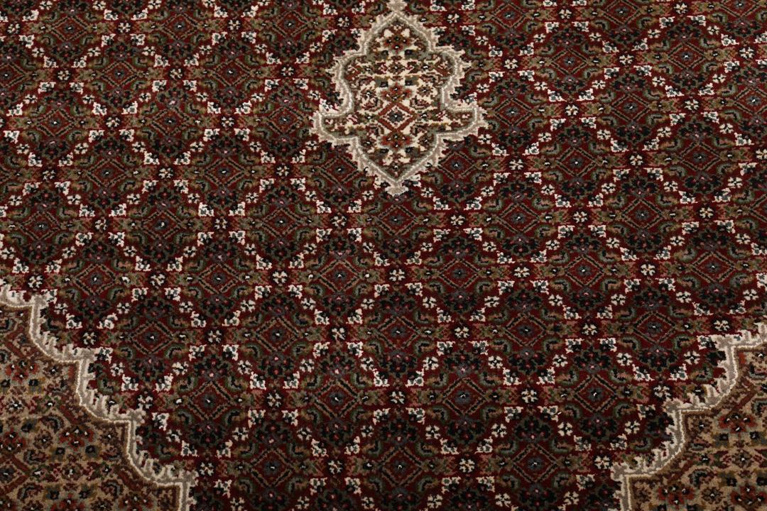 Handgeknoopt Tabriz-tapijt uit India in dieprode en beige tinten