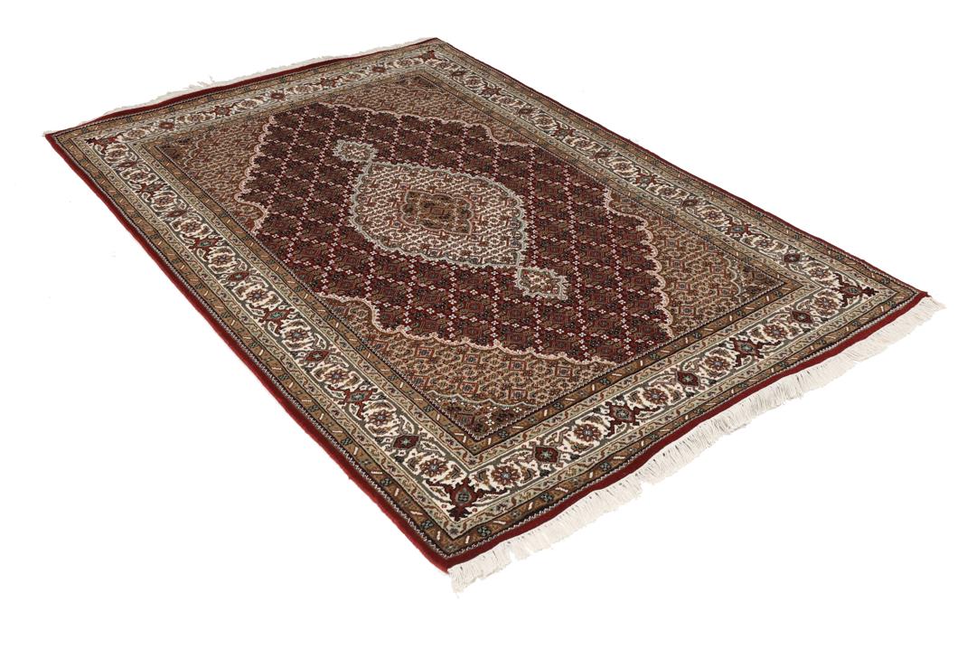 Tapis Tabriz noué à la main avec un motif médaillon floral rouge et beige provenant d'Inde