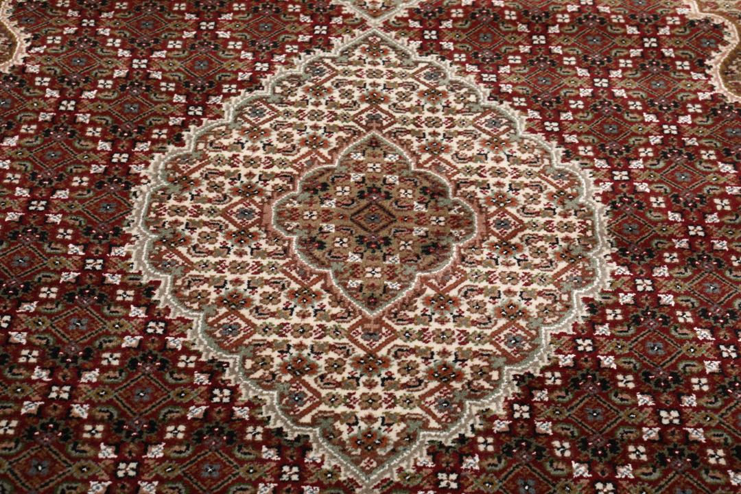 Tapis Tabriz noué à la main avec un motif médaillon floral rouge et beige provenant d'Inde